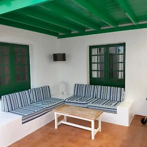 apartamento-amura-en-playa-de-las-cucharas.in-canary-islands.com/