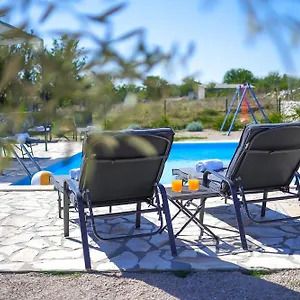 https://villa-niko-vacation-start-here.primorje-gorskikotar.com